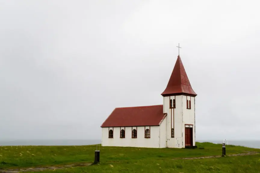 A day-trip to discover the Snæfellsnes peninsula in Iceland.<br />
The dark color of the volcanic soil matches perfectly with the bright green grass and the turquoise water.<br />
Even in July, it gets very cold under the rain ;)